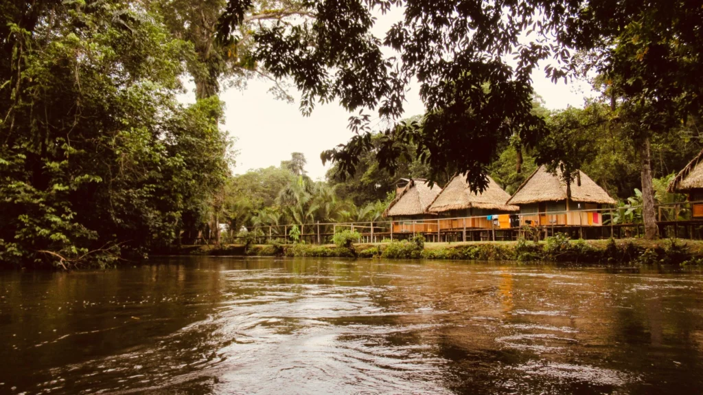 cabañas a orillas de un rio en el amazonas ecuatoriano