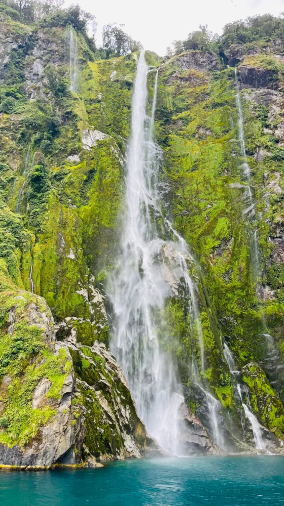 cascada en un parque natural de la isla sur de Nueva Zelanda