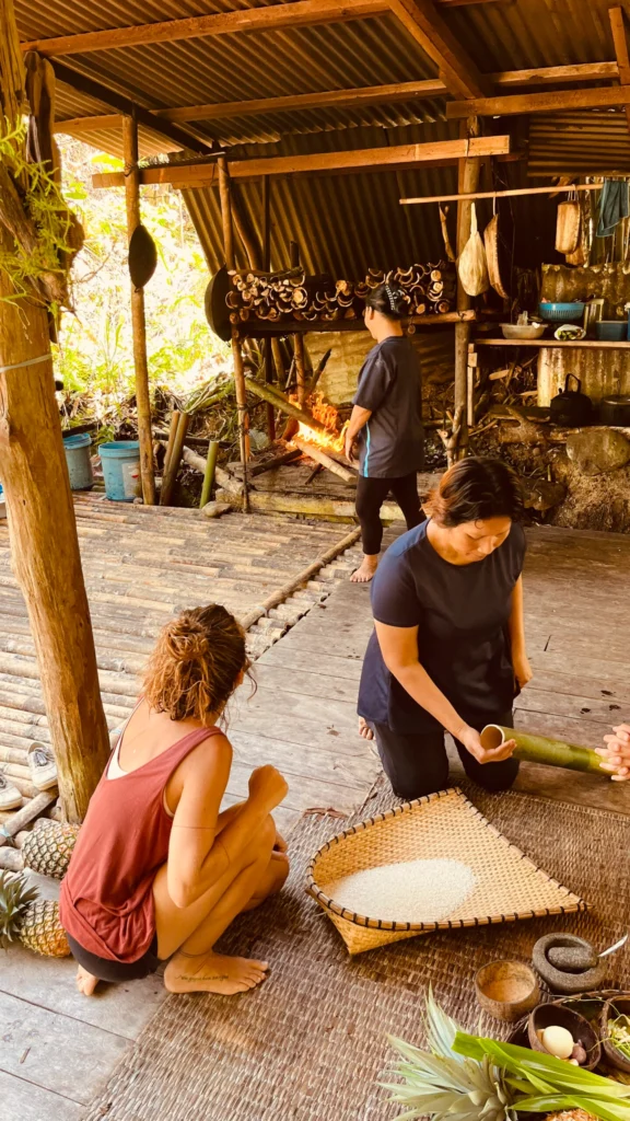cocinando en utilizando bambu en Borneo