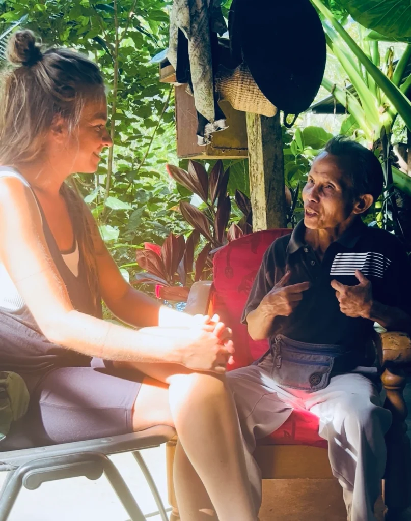 entrevistando a una persona en un poblado del interior de Sarawak en Borneo