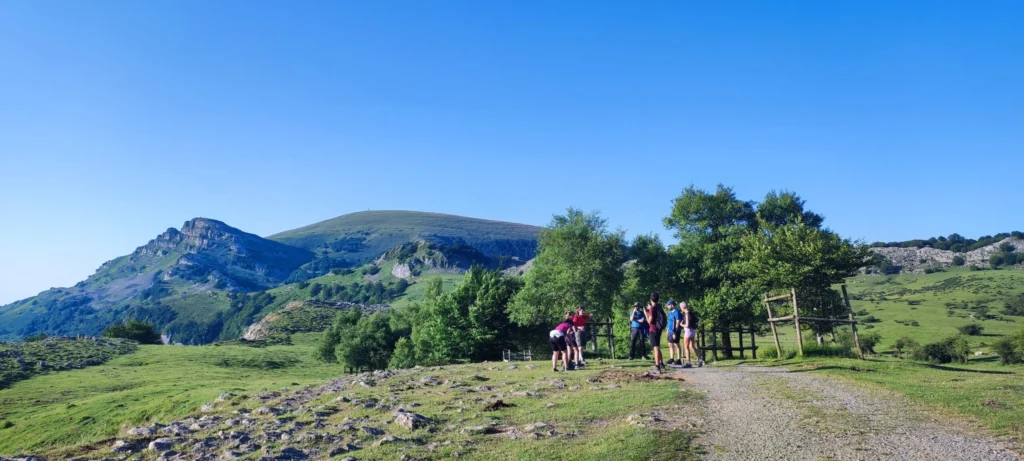 grupo comenzando una ruta en las faldas del monte Gorbea