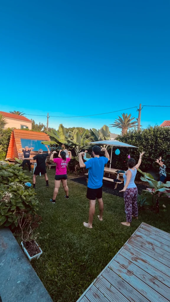 grupo practicando chikung en un viaje de Flip Flopping The World