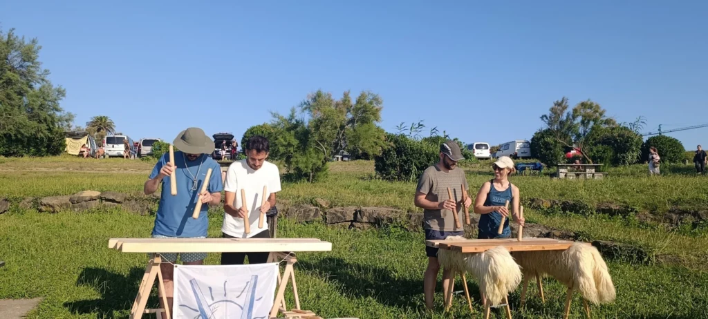 grupo practicando en un taller del txalaparta