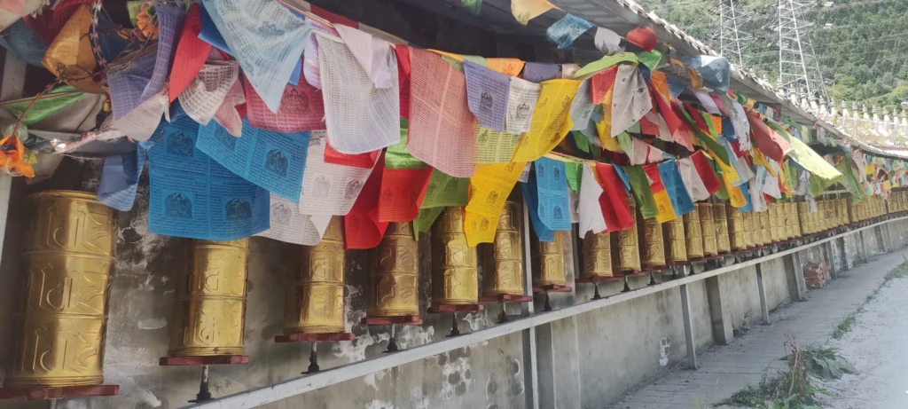 campanas tibetanas en torno a un templo tibetano en China
