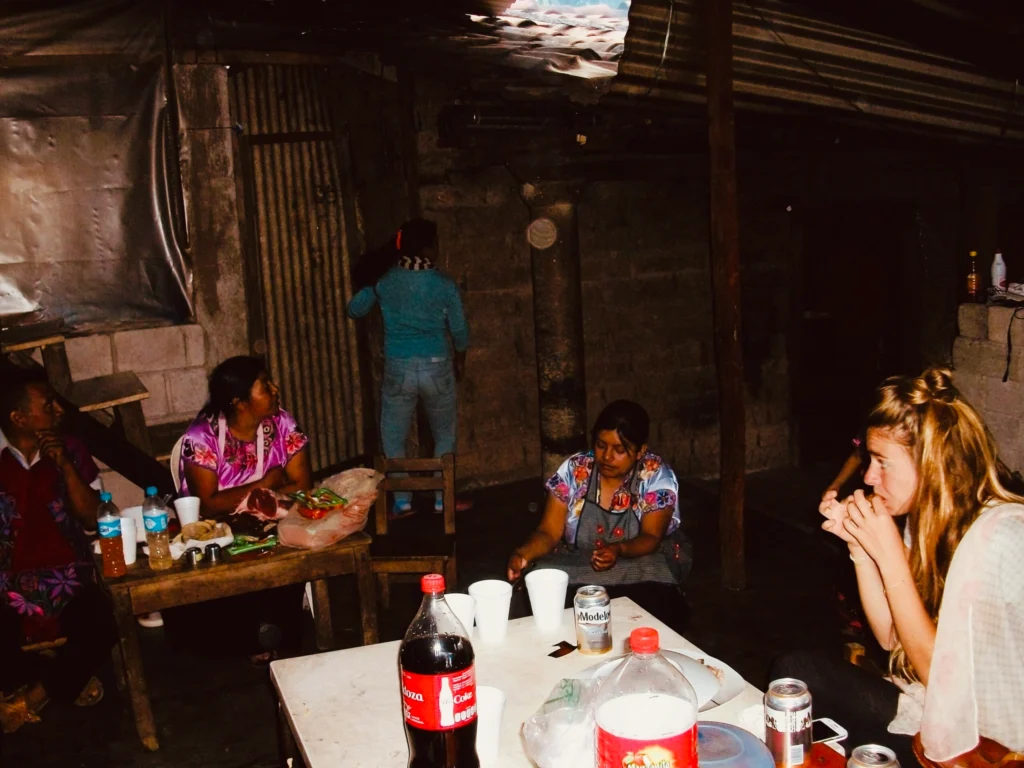 visitando a una familia indigena en Chiapas en Mexico