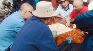 grupo de hombre jugando a una juego de mesa