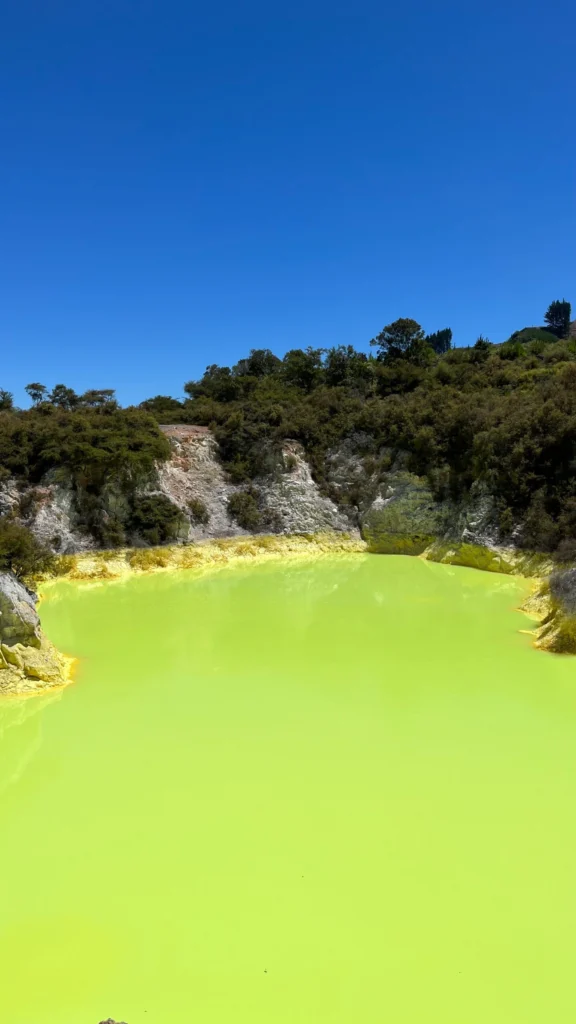 Yellow Lake en la zona volcanica de Taupo en la isla norte de Nueva Zelanda