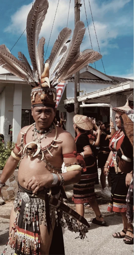 nativo-traje-popular persona etnia Bidayu vestida con traje tradicional en celebracion festival de la cosecha