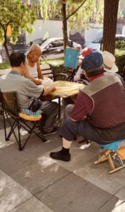 grupo de hombre jugando al domino chino