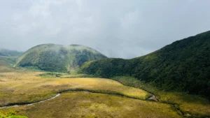 basto paisaje de praderas y montañas en la isla norte de Nueva Zelanda