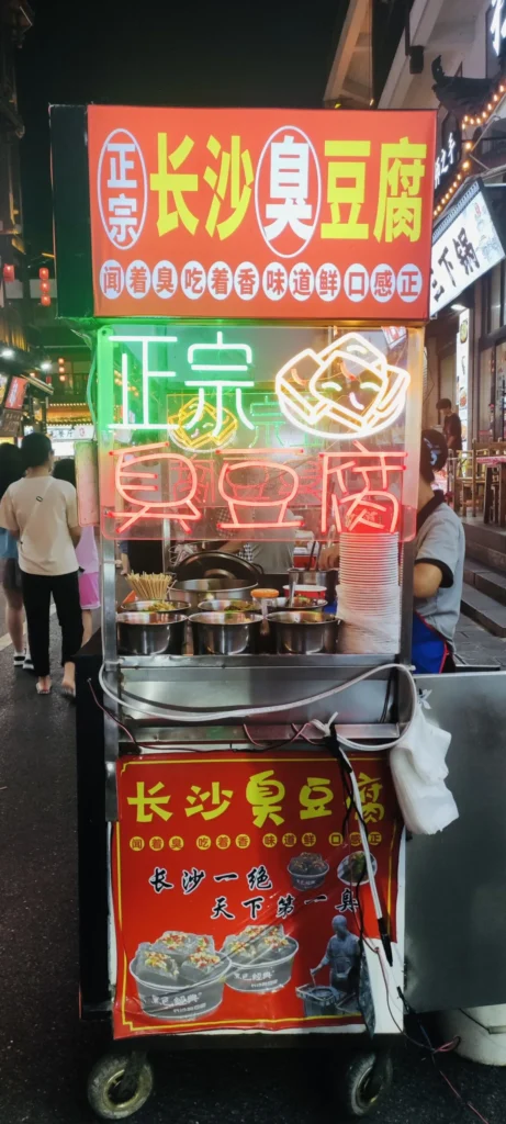 puesto de comida callejera con mucha iluminación