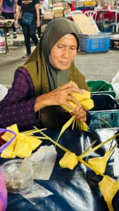 mujer haciendo manualidades con hojas de palmeras