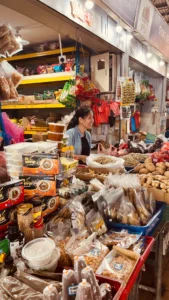 una señora atendiendo su puesto en un mercado