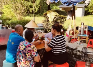 senoras jugando a las cartas en China